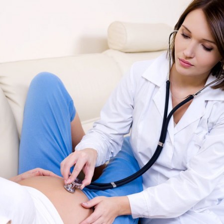 La sage femme accompagne tout au long de la grossesse